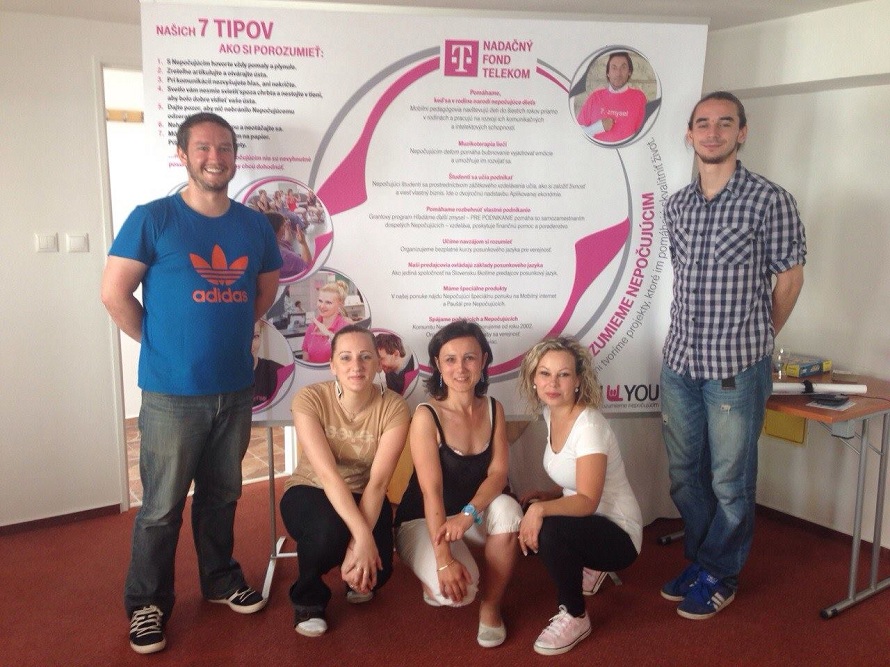 Róbert Šarina učí posunkový jazyk aj predajcov Slovek Telekomu.