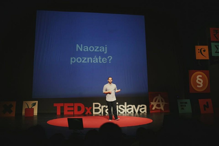 Róbert Šarina ako rečník na bratislavskom TEDx hovoril o svete Nepočujúcich.