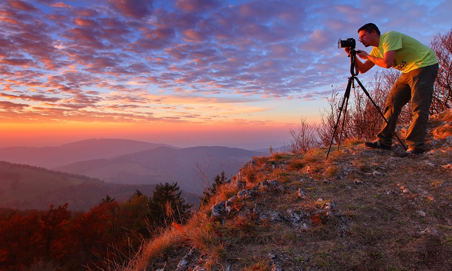 Fotograf Matej Kováč pri práci