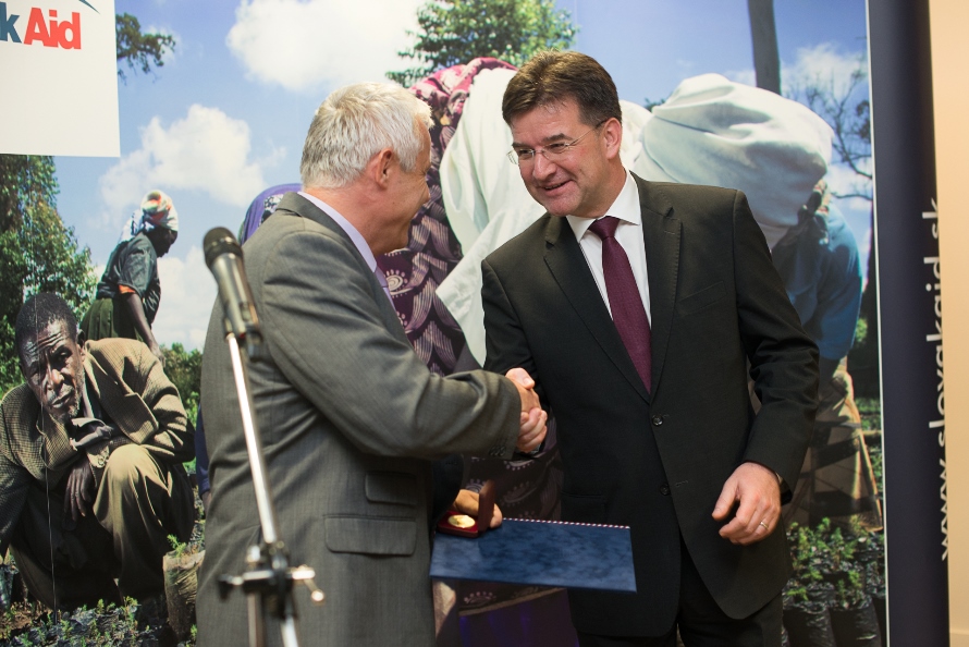 Minister zahraničných vecí Miroslav Lajčák včera odovzdal ocenenie SlovakAid chirurgovi Jurajovi Ben