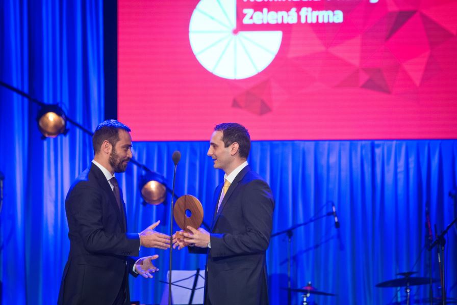 Predstaviteľ spoločnosti GreenCoop družstvo Zsolt Bindics preberá ocenenie Via Bona Slovakia 2015.