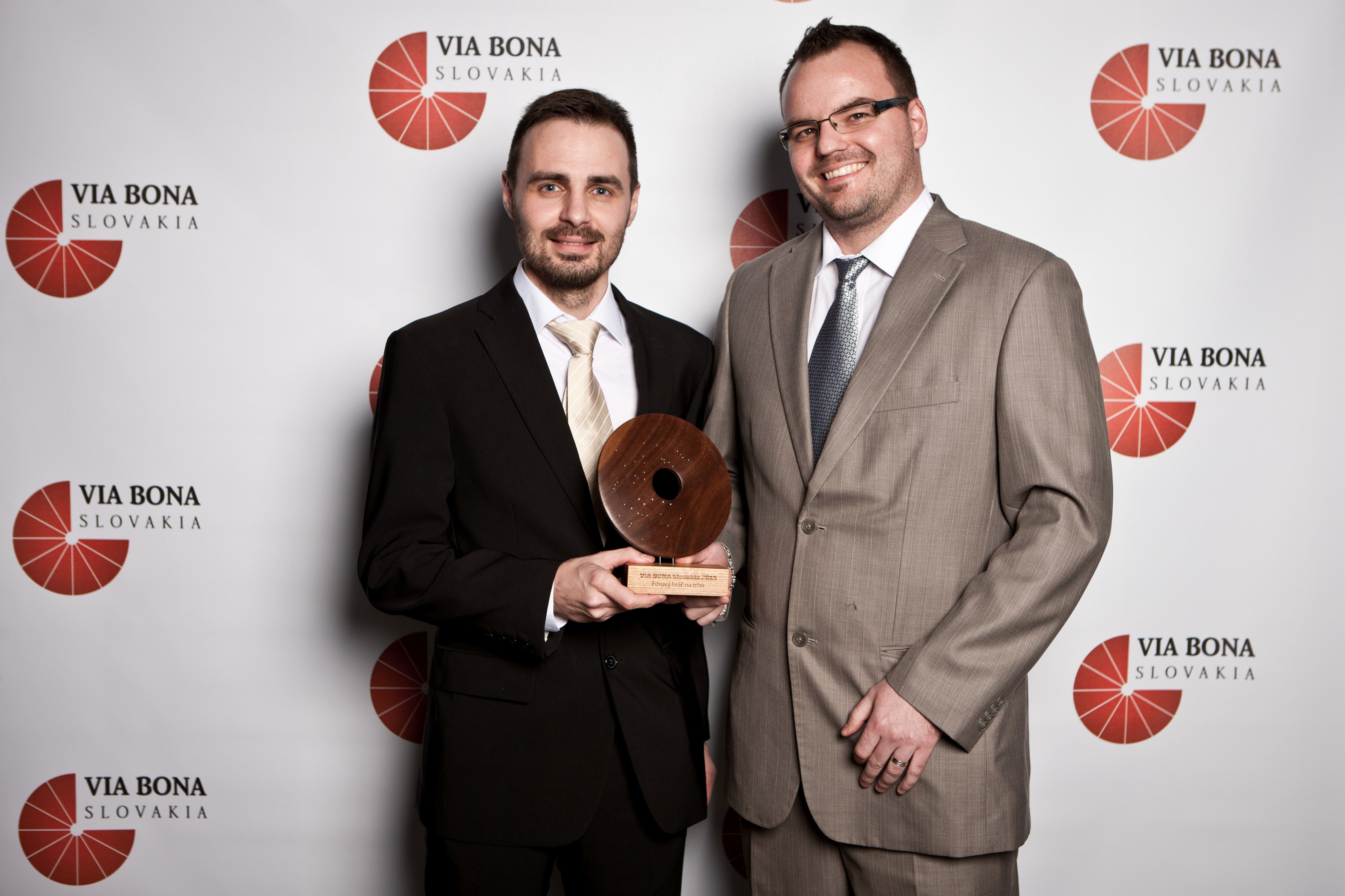 Predstavitelia spoločnosti PayLess Consulting s ocenením Via Bona Slovakia 2015.