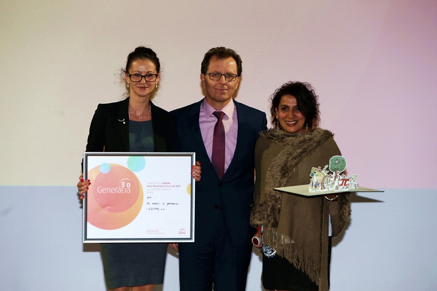 Andrei Haršányovej a Janette Motlovej odovzdal cenu Jozef Kokoška zp spoločnosti Accenture.