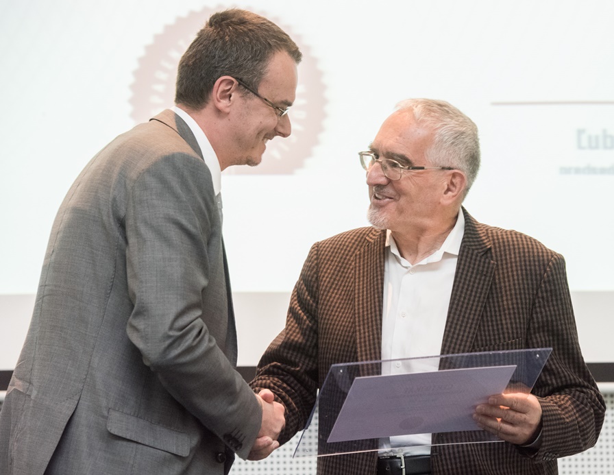Martin Bútora odovzdáva ocenenie Ondrejovi Šebestovi z Nadácie SPP