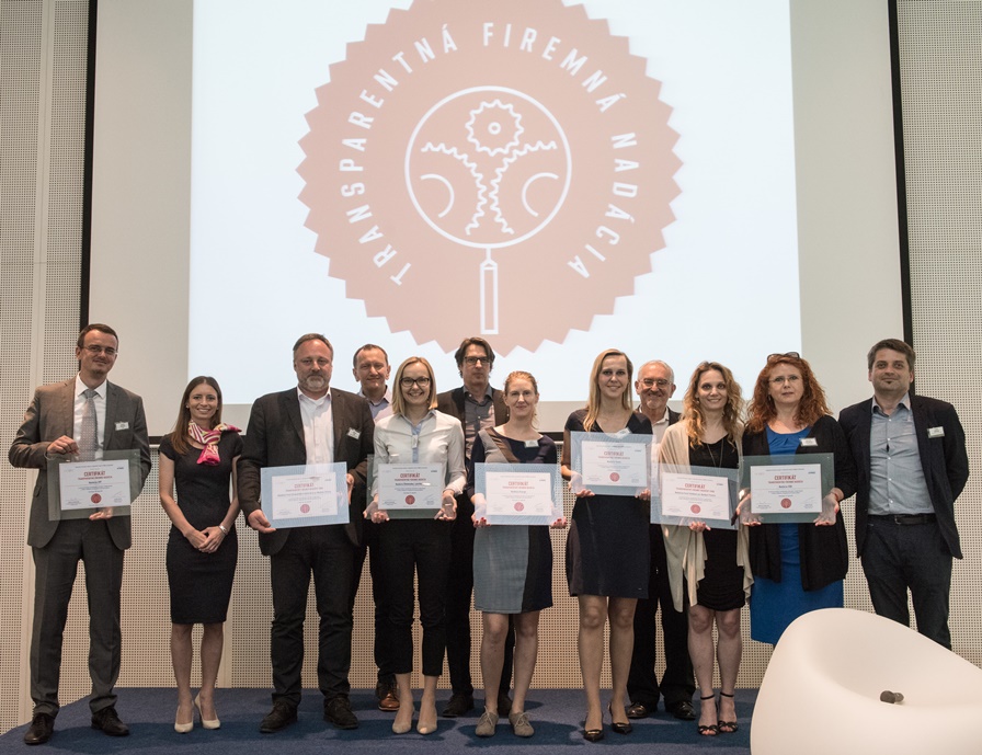 Spoločná fotografia zástupcov ocenených firemných nadácii