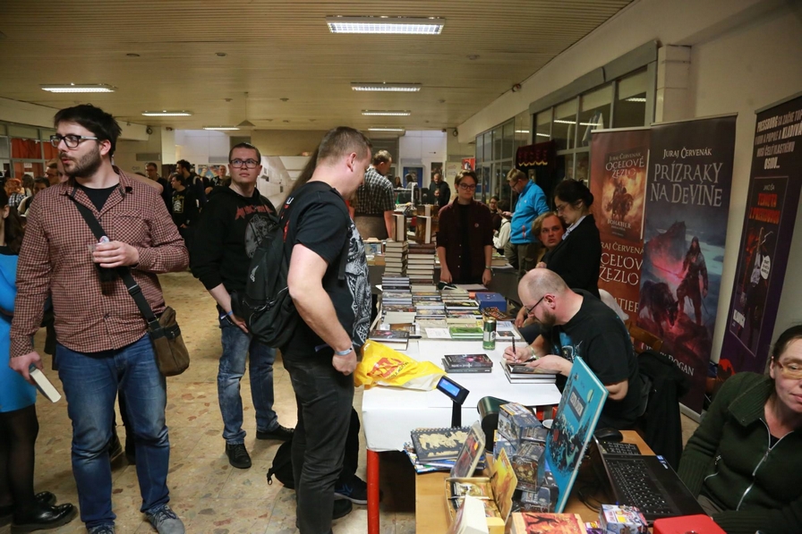 Po krste knihy Oceľové žezlo rozdával Juraj Červenák aj autogramy. (Zdroj: SlavCon)