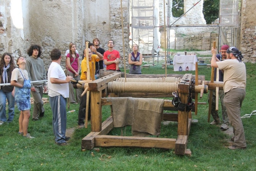 Rekonštrukcia kostola za pomoci rumpálu ako v 17. storočí. (zdroj: www.katarinka.sk)