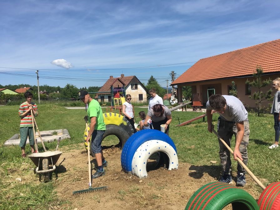 Zamestnanci VÚB banky skrášľujú svoje okolie vo všetkých kútoch Slovenska.
