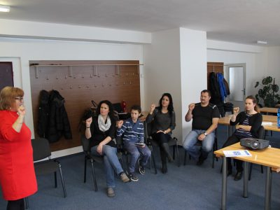 Banskobystrickí policajti sa učili posunkovať, aby sa dorozumeli s Nepočujúcimi