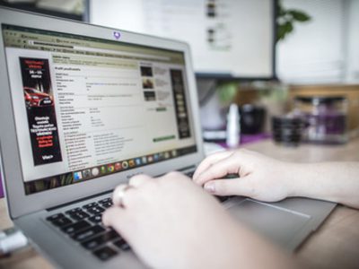 Firmy sa odteraz môžu vyhýbať konšpiračným webom