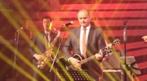 Kiska na pódiu ako rocková hviezda!
