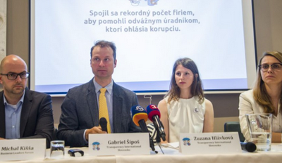 Stovky firiem pomôžu úradníkom, ktorí sa odvážia oznámiť korupciu