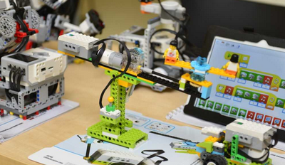 Žiaci základných škôl si budú vyrobiť drevené výrobky, aplikácie či programovať roboty