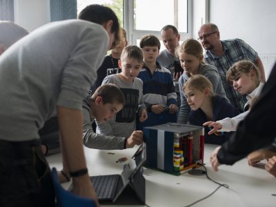 Internet by sme deťom nemali zakazovať. Mali by sme ich učiť používať ho správne