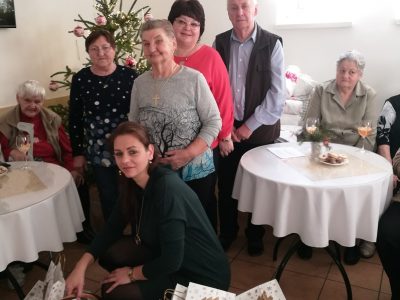 Zamestnanci VÚB banky sa vzdali vianočných darčekov, aby potešili seniorov