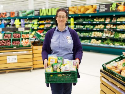 Tesco už daruje potraviny zo všetkých svojich predajní