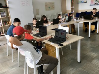 V Budúcnosti INAK sme vyskúšali na programovanie micro:bity. Sú jednoduché pre žiakov i učiteľov