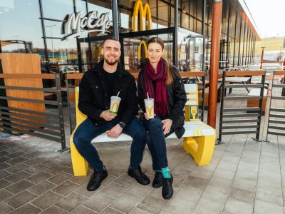 Rozlúčiť sa s plastovými príbormi môžu zákazníci posedením si na ikonickej lavičke pri piatich reštauráciách McDonald’s na Slovensku