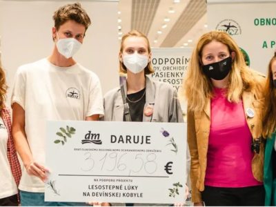 dm podporila sumou takmer 3 200 eur bratislavský klimatický projekt Lesostepné lúky Devínskej Kobyly