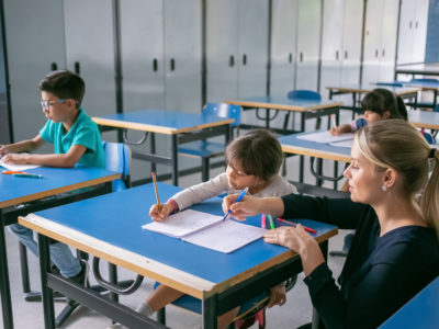 Srdce pre deti podporí 11 projektov zameraných na vzdelávanie pedagogických asistentov