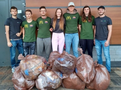 Dobrovoľníci z McDonald’s sa aj tento rok zapojili do celoslovenského upratovania