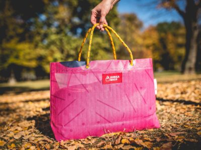 Dorka bags – tašky s príbehom pomáhajú znižovať odpad z bilboardov a riešiť problém bezdomovectva