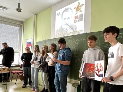 Deti sa menia na pionierov a na vlastnej koži zažívajú minulosť. Najviac ich zaujíma, ako sa žilo v 20. storočí