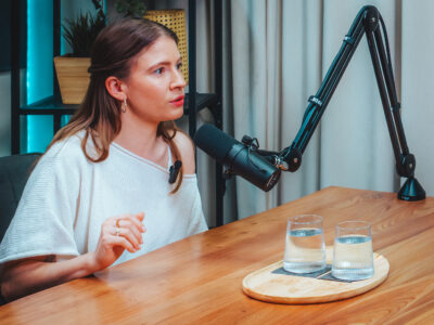 Herečka Jana Kovalčiková: „S pomáhaním je to ako so športom. Začiatky sú ťažké, ale potom ti to chýba.“ (podcast)
